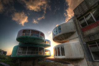 Illustration for article titled More scenes from Taiwan's cursed retrofuturistic resort that never was